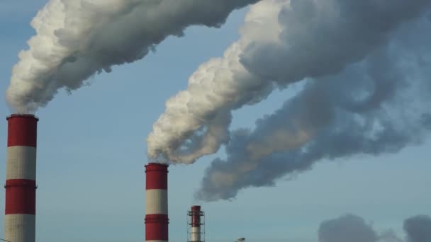 温暖的蒸汽从工厂管内逃跑到外面 （中长跑的寒冷) — 图库视频影像