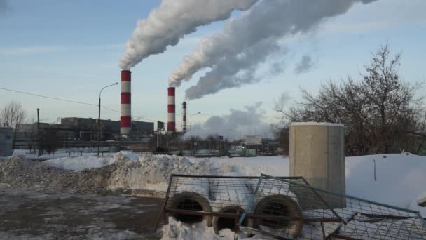 Warm steam from factory pipes escapes to the cold outside (long distance) — Stock Video