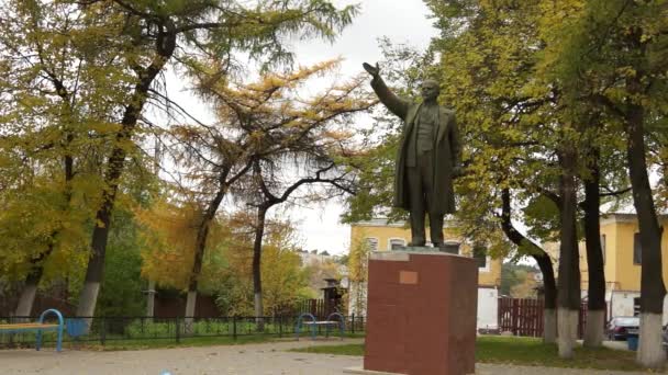 Borovsk: Monumento de Lenine (vida real na cidade provincial russa regular ) — Vídeo de Stock
