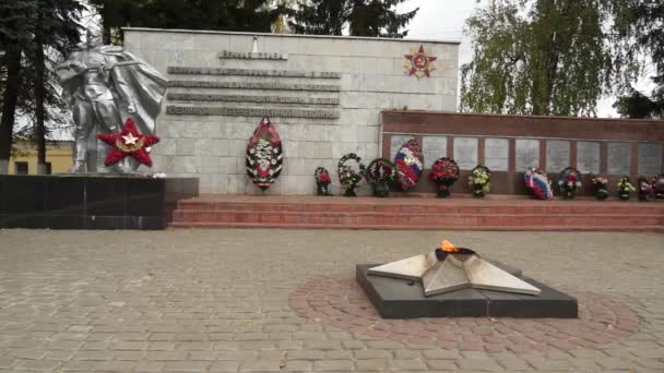 Borovsku: věčný plamen (skutečný život v pravidelných ruské provinční město) — Stock video