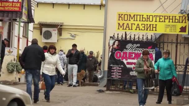 Borovsk: pessoas no mercado de cidade (vida real em cidade provinciana russa regular ) — Vídeo de Stock