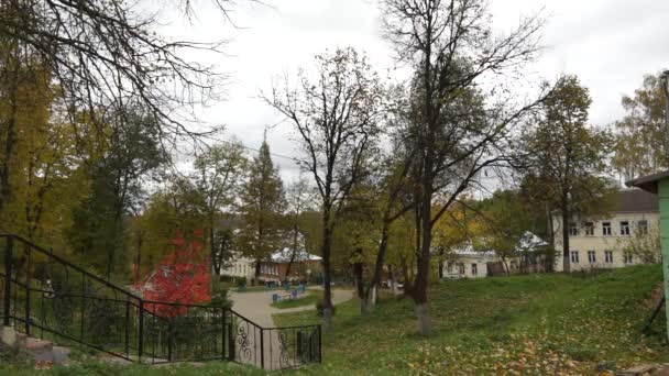 Borovsk : jardin public (vie réelle dans la ville provinciale russe régulière ) — Video