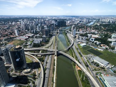 Estaiada köprü ve Sao Paulo içinde gökdelenler