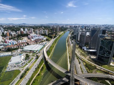 Estaiada köprü ve Sao Paulo içinde gökdelenler