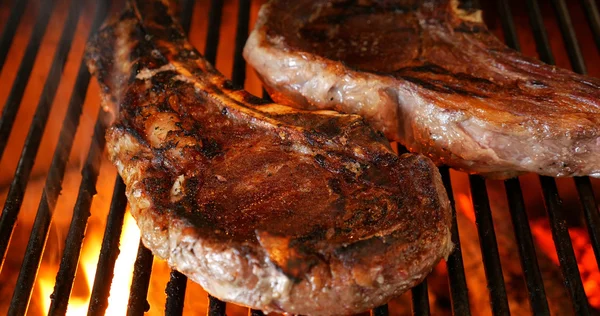 Smakelijke biefstuk op barbecue grill — Stockfoto