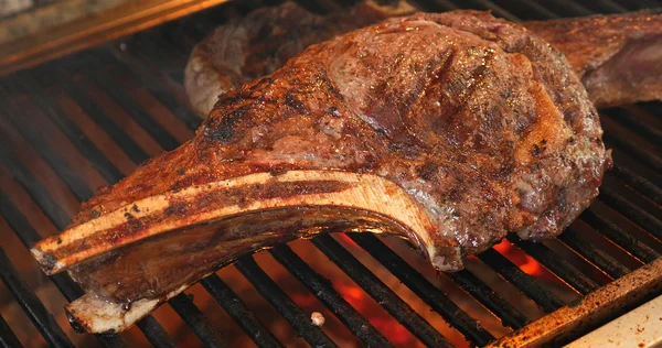 Smakelijke biefstuk op barbecue grill — Stockfoto