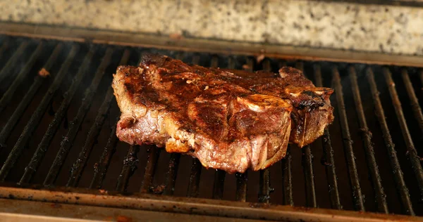 Smakelijke biefstuk op barbecue grill — Stockfoto
