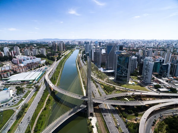 Estaiada köprü ve Sao Paulo içinde gökdelenler