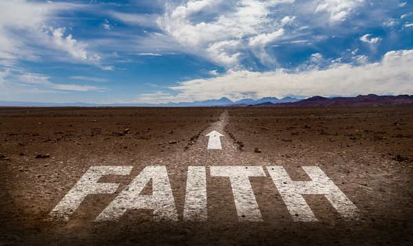 Вера, написанная на дороге — стоковое фото