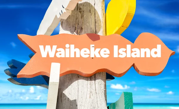 Приветственный знак острова Вайхеке — стоковое фото