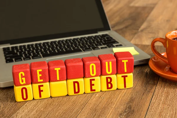 Salir de la deuda escrito en cubos —  Fotos de Stock
