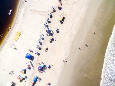 Sahilde insan kalabalığı