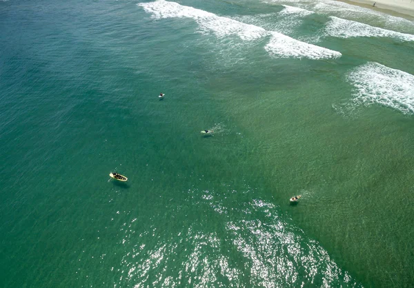 Orang-orang Surfing di laut — Stok Foto