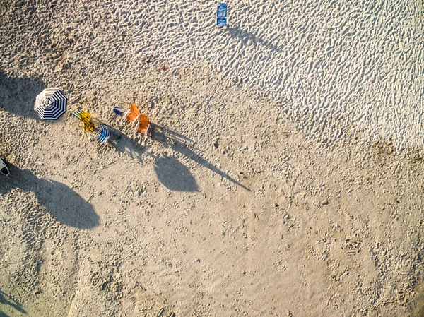 Napernyők és székek a strandon — Stock Fotó