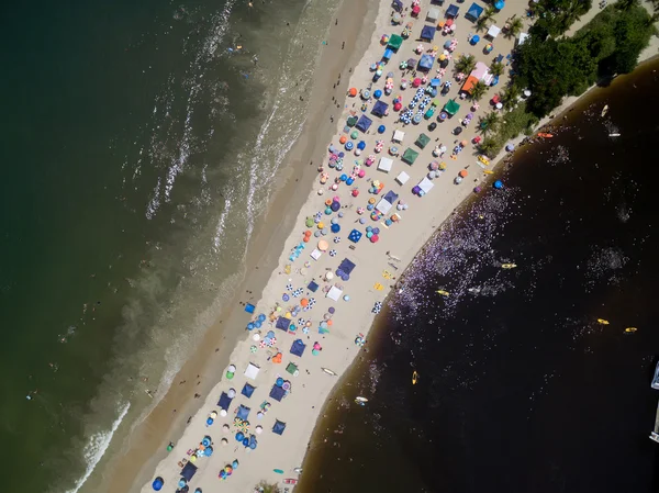 Multitud de personas en la playa — Foto de Stock