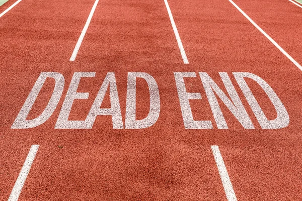 Dead End escrito na faixa — Fotografia de Stock