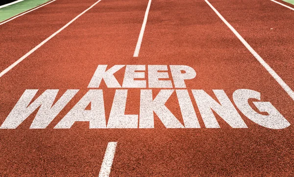 Continue caminhando escrito na pista — Fotografia de Stock