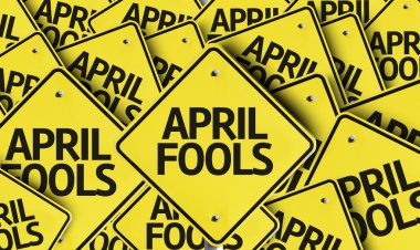 İşaretler üzerinde yazılmış April Fools