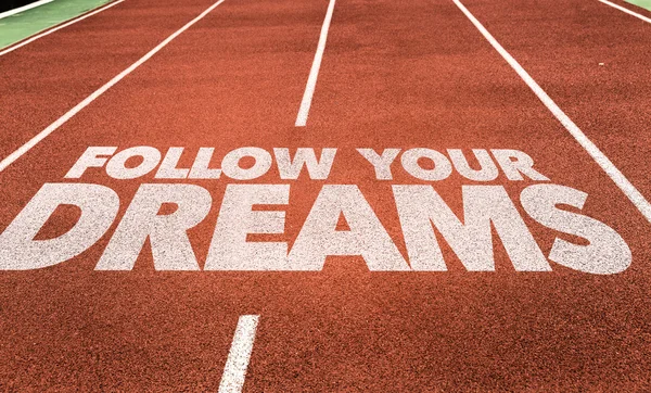 Siga seus sonhos escritos na pista — Fotografia de Stock
