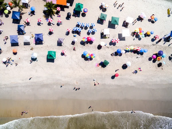 Pessoas na praia tropical — Fotografia de Stock