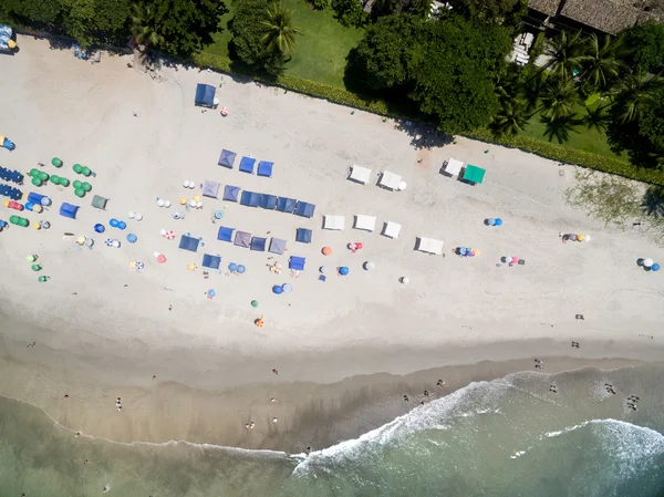 Napernyők, strand Brazíliában — Stock Fotó