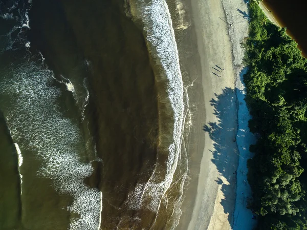 Duże fale na plaży — Zdjęcie stockowe