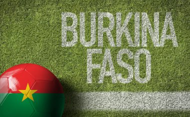 Bir futbol sahası içinde topa