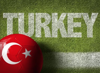 Bir futbol sahası içinde topa