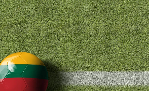Мяч на футбольном поле — стоковое фото
