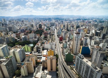 Büyük bir şehirde gökdelenler