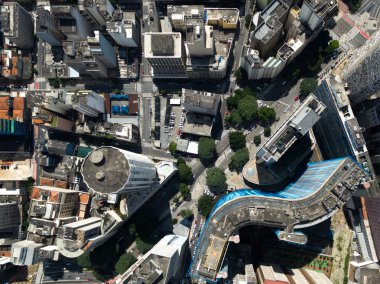 Büyük bir şehirde gökdelenler