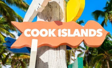 Cook Adaları tabelasını palmiye ağaçları ile