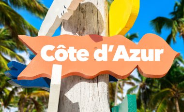 Cote d'Azur tabelasını palmiye ağaçları ile
