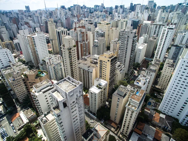 Rascacielos en una gran ciudad — Foto de Stock