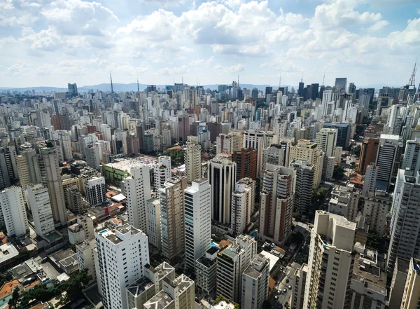 Rascacielos en una gran ciudad — Foto de Stock