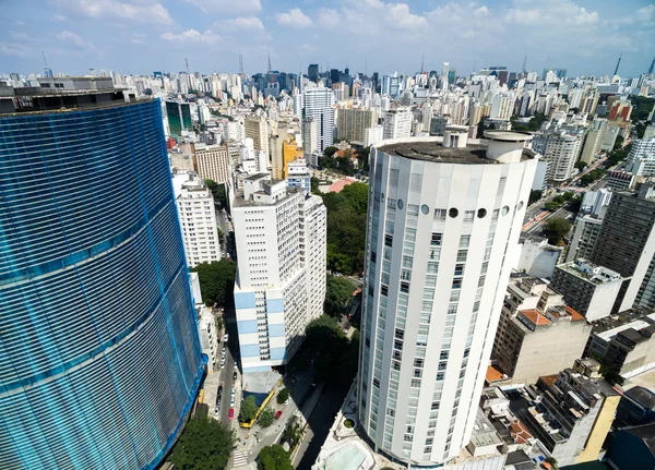 Rascacielos en una gran ciudad — Foto de Stock