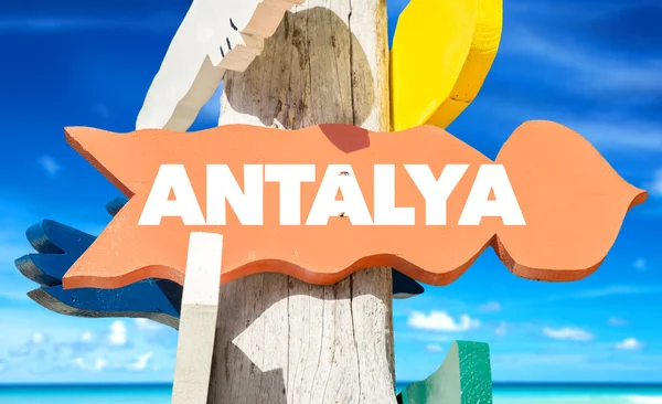 Antalya signpost com praia — Fotografia de Stock