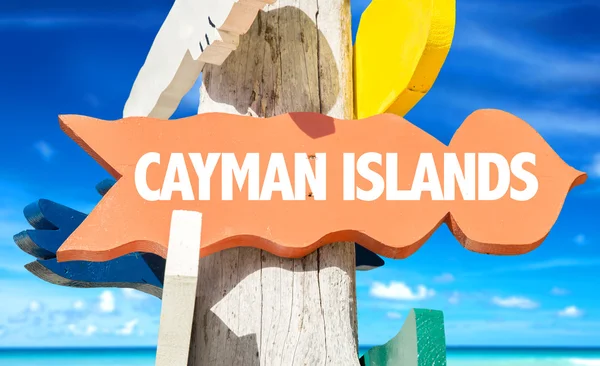 Ilhas Cayman signpost com praia — Fotografia de Stock