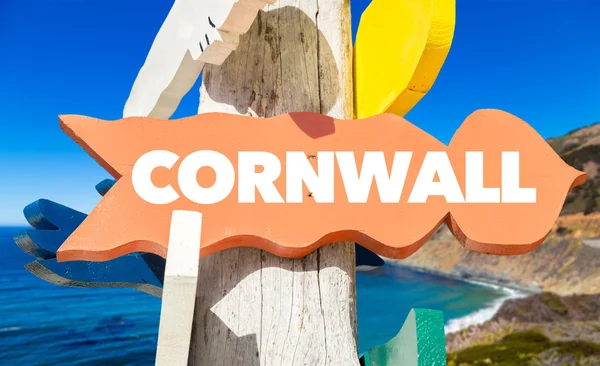 Posto de sinalização Cornwall com paisagem costeira — Fotografia de Stock