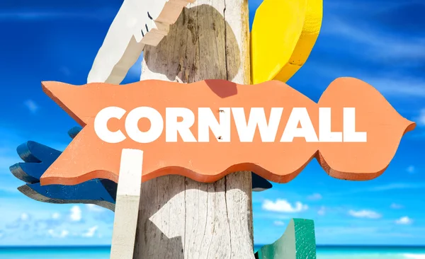 Poste de sinalização cornwall com praia — Fotografia de Stock