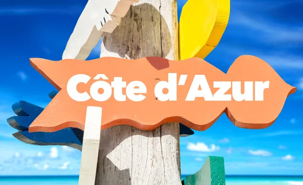 Cote d 'Azur signpost with beach — стоковое фото