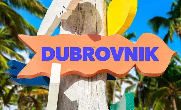 Poste de señalización dubrovnik con palmeras — Foto de Stock