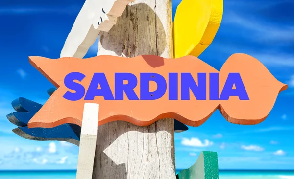 Sardini skyltat med strand — Stockfoto
