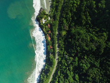 Bir kıyı şeridi manzara otoyol