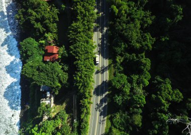 Bir kıyı şeridi manzara otoyol