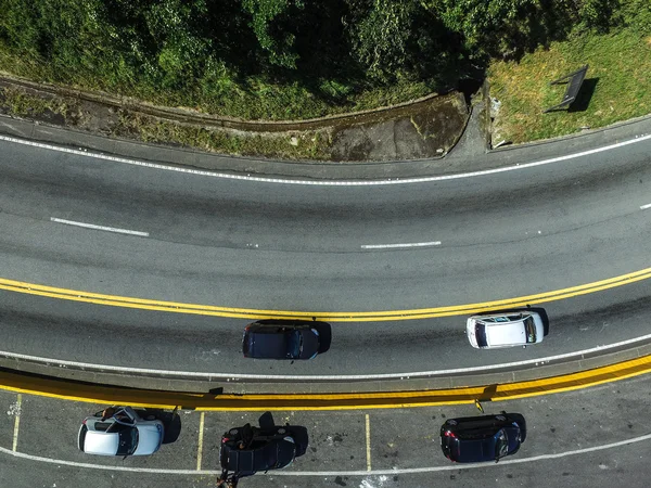 Kromme in een snelweg met het verkeer — Stockfoto
