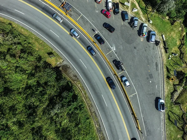 Kromme in een snelweg met het verkeer — Stockfoto