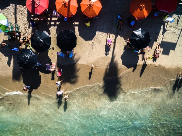 Emberek, élvezve a strand — Stock Fotó