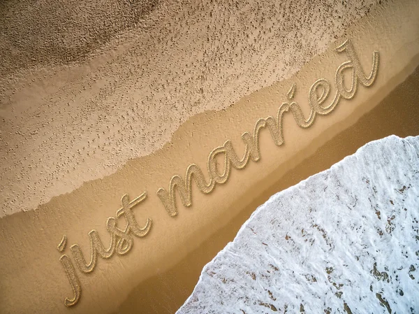 Just Married skriftligt på stranden — Stockfoto