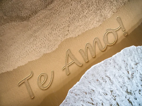 Ik hou van jou geschreven op het strand — Stockfoto
